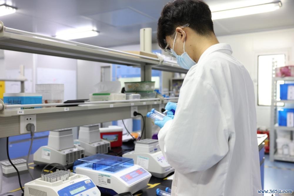 云舟生物科研人员正在进行实验操作(羊城晚报资料图)